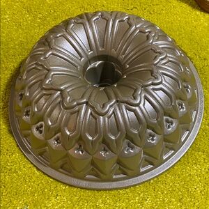Nordic Ware / Williams-Sonoma Stained Glass Bundt Pan 9 Cups